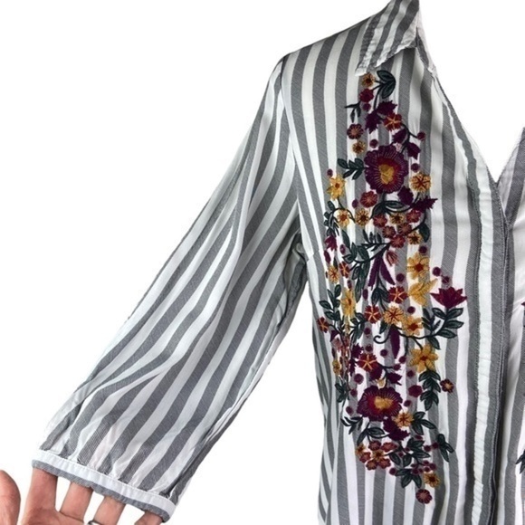 Skies Are Blue Top Size M Floral Embroidered Striped Button Down Top - Picture 7 of 16